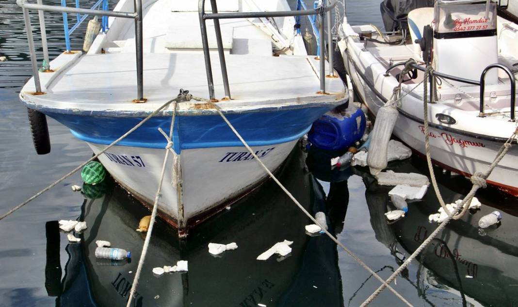 O kentin sahili bir anda çöple doldu: Deniz görünmüyor! Çevreyi kirletenlere sorsan hepsi vatanperverdir... 11